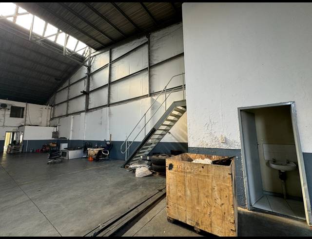 950M² WAREHOUSE TO LET IN JET PARK